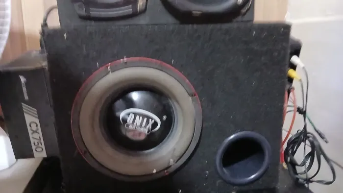 Sub de 8 1100 Rms resposta de 30 a 3500 Onix na caixa