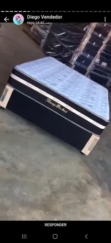 Cama casal com colchão e base preta