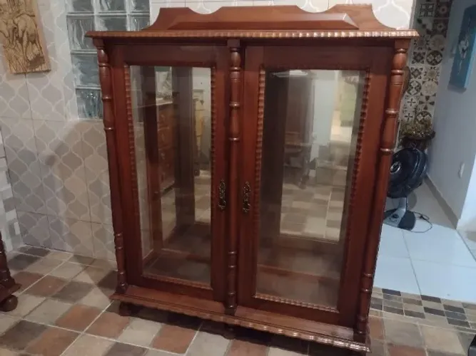 Oportunidade Única: Elegante Cristaleira/Armário Expositor Antigo em Madeira Maciça!