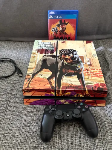 PlayStation 4 Slim 500GB CUH-20xx + Controle Original + Skin GTA V + Red Dead Redemption 2