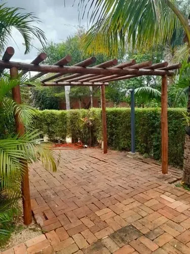 Pergolado sob medida em madeira