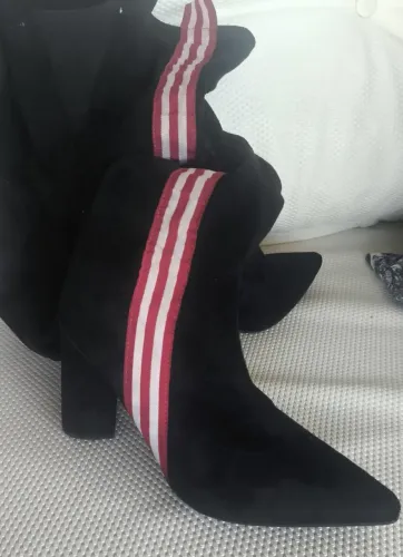 Bota cano longo preta com listras