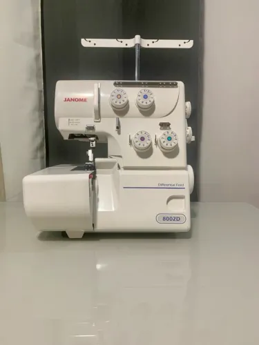 Máquina de Overlock Janome 8002D