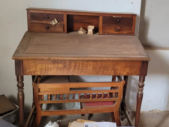 Escrivaninha de madeira maciça 