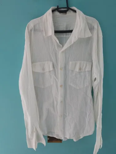 Camisa social branca Osklen com detalhes texturizados