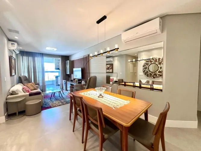 Apartamento com 3 Suítes na Quadra do Mar em Jurerê