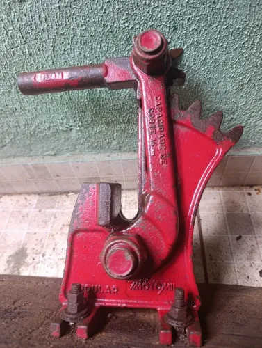 Máquina manual de cortar vergalhão N° 1 Motomil.