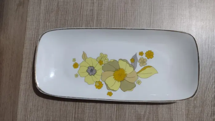 2 pratos de porcelana