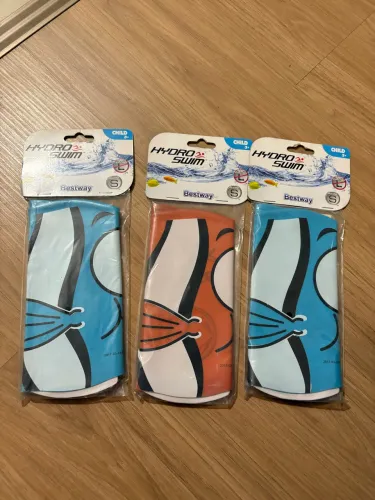 Touca de nataçao de peixinho nova
