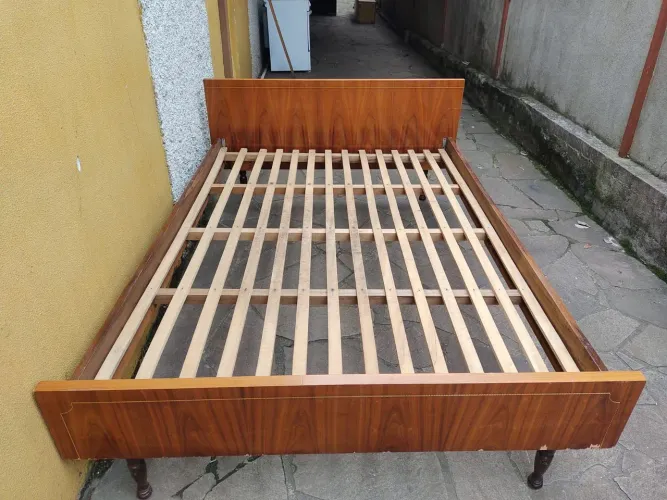 Cama de madeira, meio casal.