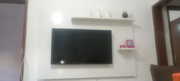 TV 42 plgds com Painel de parede