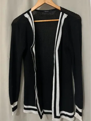 Cardigan preto com detalhes em branco