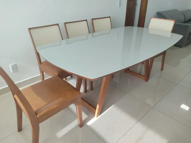 Mesa de Jantar Elegante com 8 Cadeiras resistente de madeira 