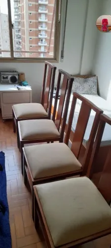 Cadeiras clássicas de madeira maciça