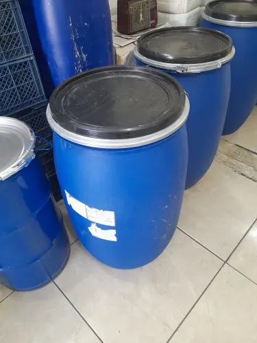 Bombona plástica 200l com tampa usado
