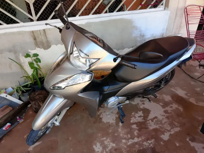 Vendo biz 110i 2024 quitada 2025 pago 8560 km