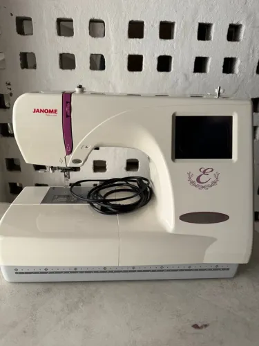 Máquina de Costura Janome E - Excelente Estado!