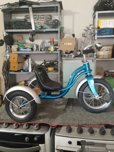 Triciclo infantil antigo. Muito bonito 