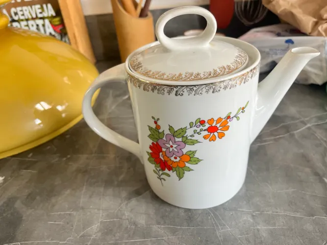 Bule de porcelana antigo