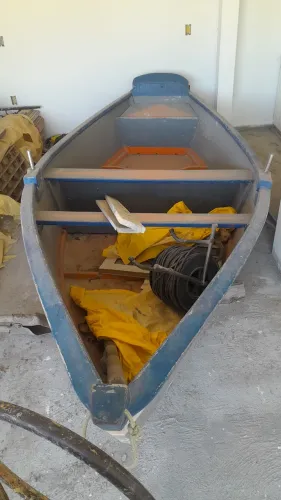 Vendo barco de madeira 6 metros