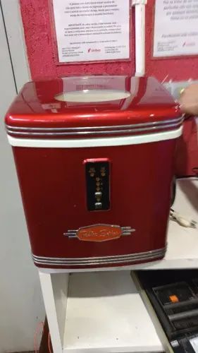 Fábrica de gelo retrô funcionando perfeitamente