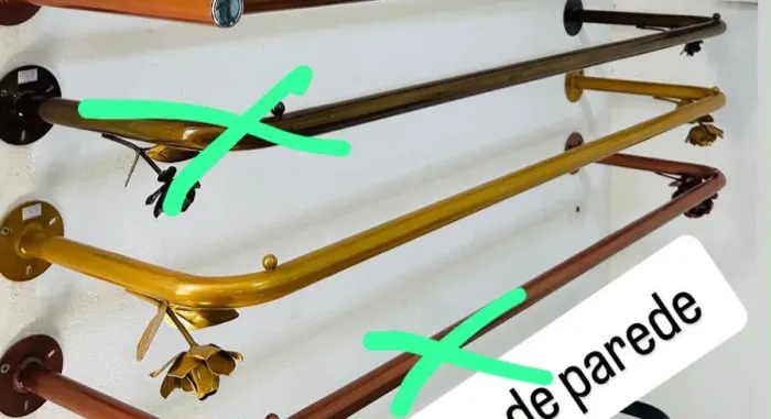 Arara de parede dourada