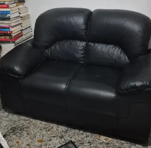 Sofá em corino preto