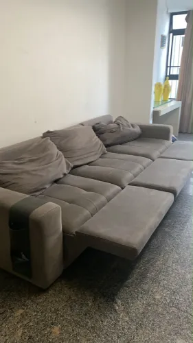 Sofá grande e retrátil