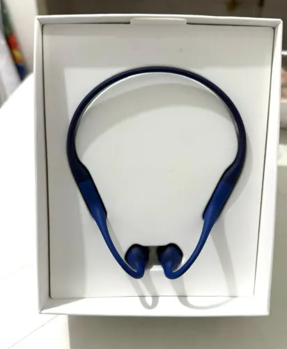 Fone de Ouvido de condução óssea Shokz OpenRun azul.