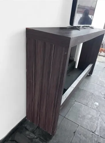 Mesa alta grande com 3 banquetas