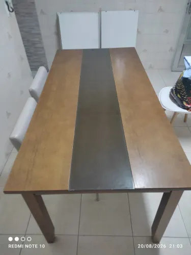 Mesa em madeira com 8 cadeiras