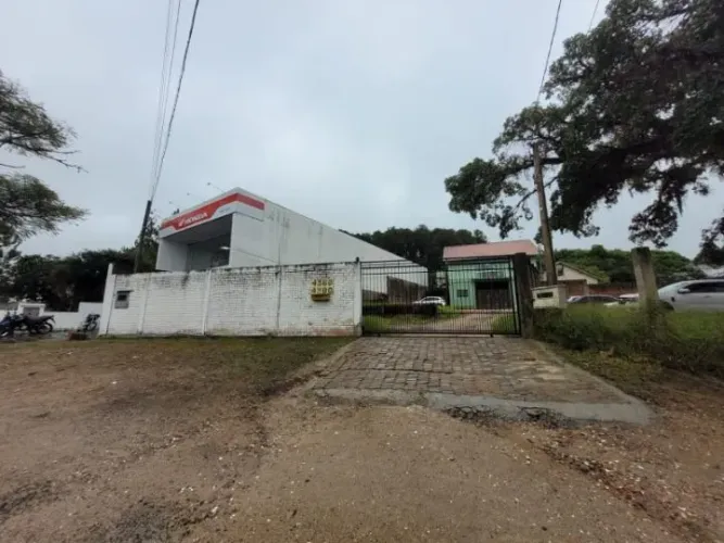 Galpão Comercial com Pátio e Estacionamento Aproximadamente 180m²