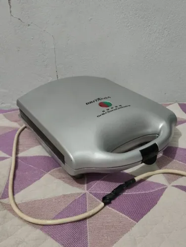 Sanduicheira e grill Britânia Super Grill