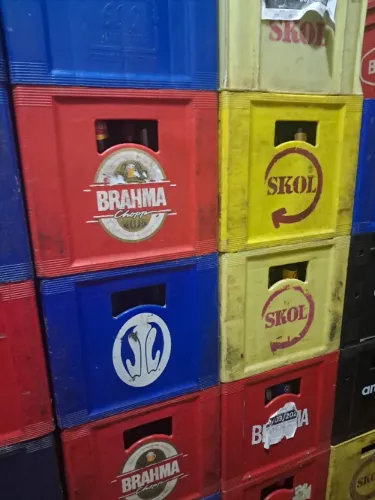 Caixa de cerveja com vasilhames vazio