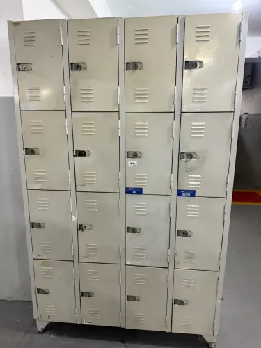 Armário roupeiro em aço