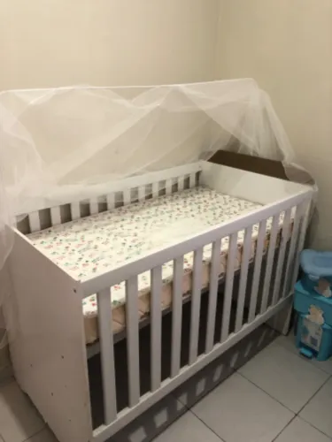 Vendo berço por 200 reais já vai com o colchão e o mosquiteiro.