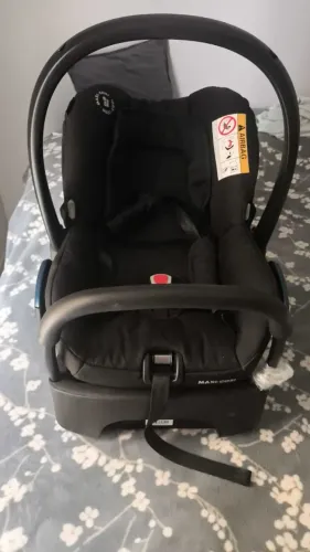 Bebê conforto e base da marca Maxi Cosi