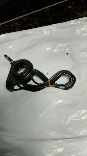 Acelerador patinete elétrico