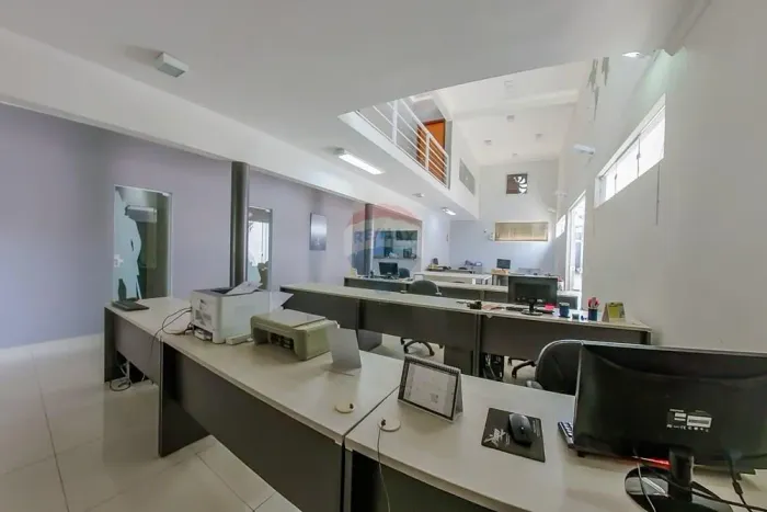 Imóvel residencial com 3 quartos sendo 1 suíte, área de lazer completa e um imóvel comerci