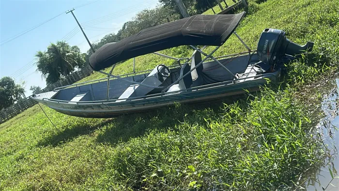 Vende-se bote mas motor de popa 40hp