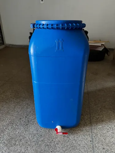 bombona plástica azul de 50 litros