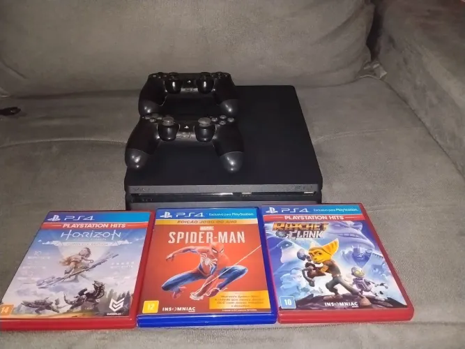 Ps4 slim com 2 controles 3 jogos mídia física e FC 26 na memória e muinto mais