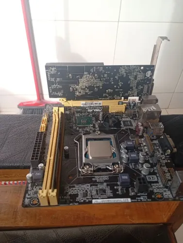 Vendo placa mãe com placa de vídeo n sei se funciona 