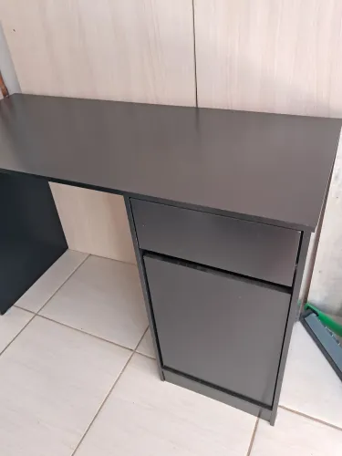 Escrivaninhas para escritório ou estudos.