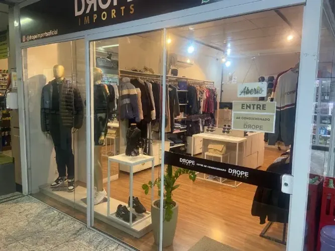 Loja de Roupas Completa em Funcionamento Dentro de Supermercado