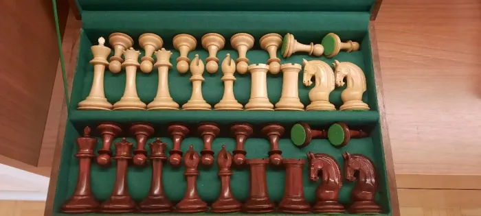 Jogo de Xadrez Red Rum Luxury Staunton Peças em Madeira Natural