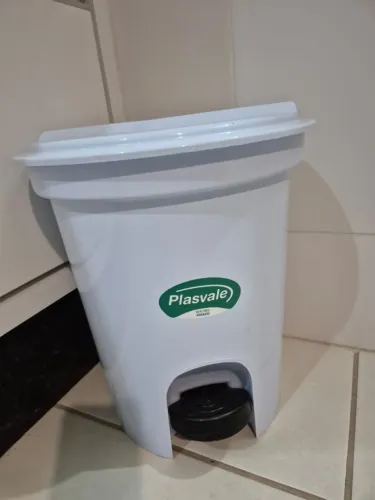 Lixeira com Pedal Plasvale 13L Branca - Excelente Estado