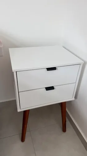 Criado-mudo / Mesa de Cabeceira - Branco com pés de madeira
