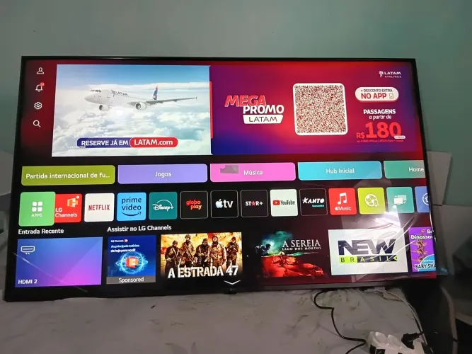 TV 55 POLEGADAS LG SMART 4k DETALHE VERMELHO NA IMAGEM PRETA