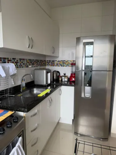 Procuro menina para dividir apartamento no Condomínio Residencial Everest.